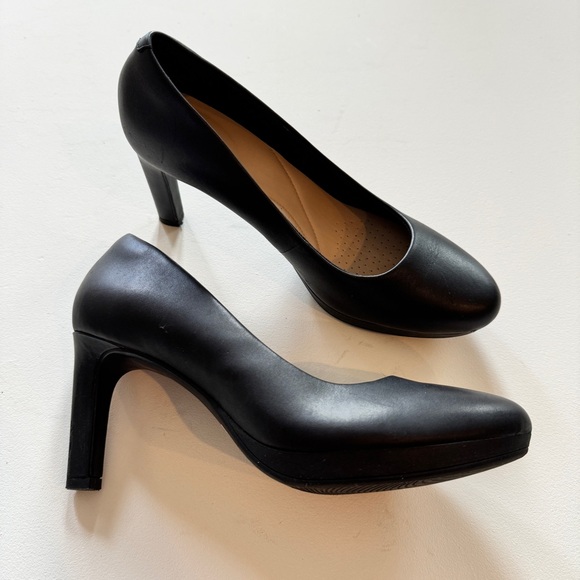 Clark's Collection Shoes - Clark's Collection - Almond Toe Heeled Pumps in Black